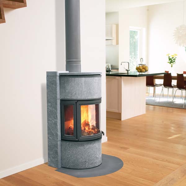stufa a legna con rivestimento in pietra ollare. accumulo di calore per tante ore